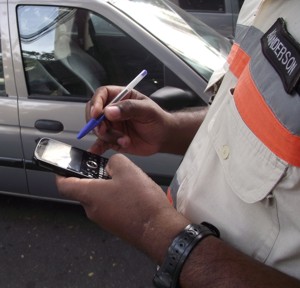 agente transito usando palmtop